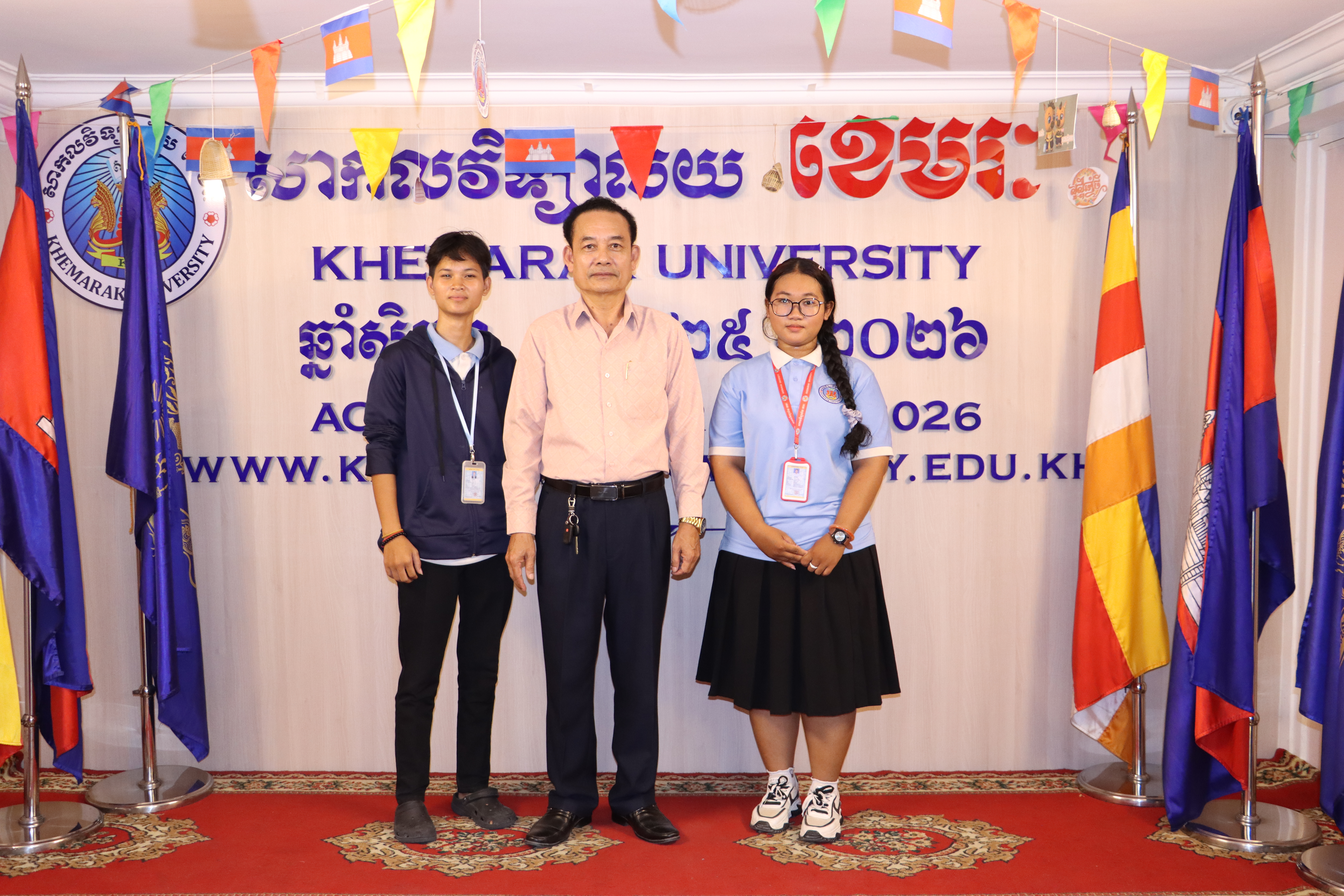 កម្រងរូបភាពអនុស្សាវរីយ៍ និស្សិតថ្នាក់បរិញ្ញាបត្រ បង្រៀនដោយសាស្ត្រាចារ្យ បណ្ឌិត ឈត ប៊ុនថង  មុខវិជ្ជា​ ទស្សនៈវិជ្ជា ជំនាន់ទី២២ វគ្គចន្ទ​ សុក្រ